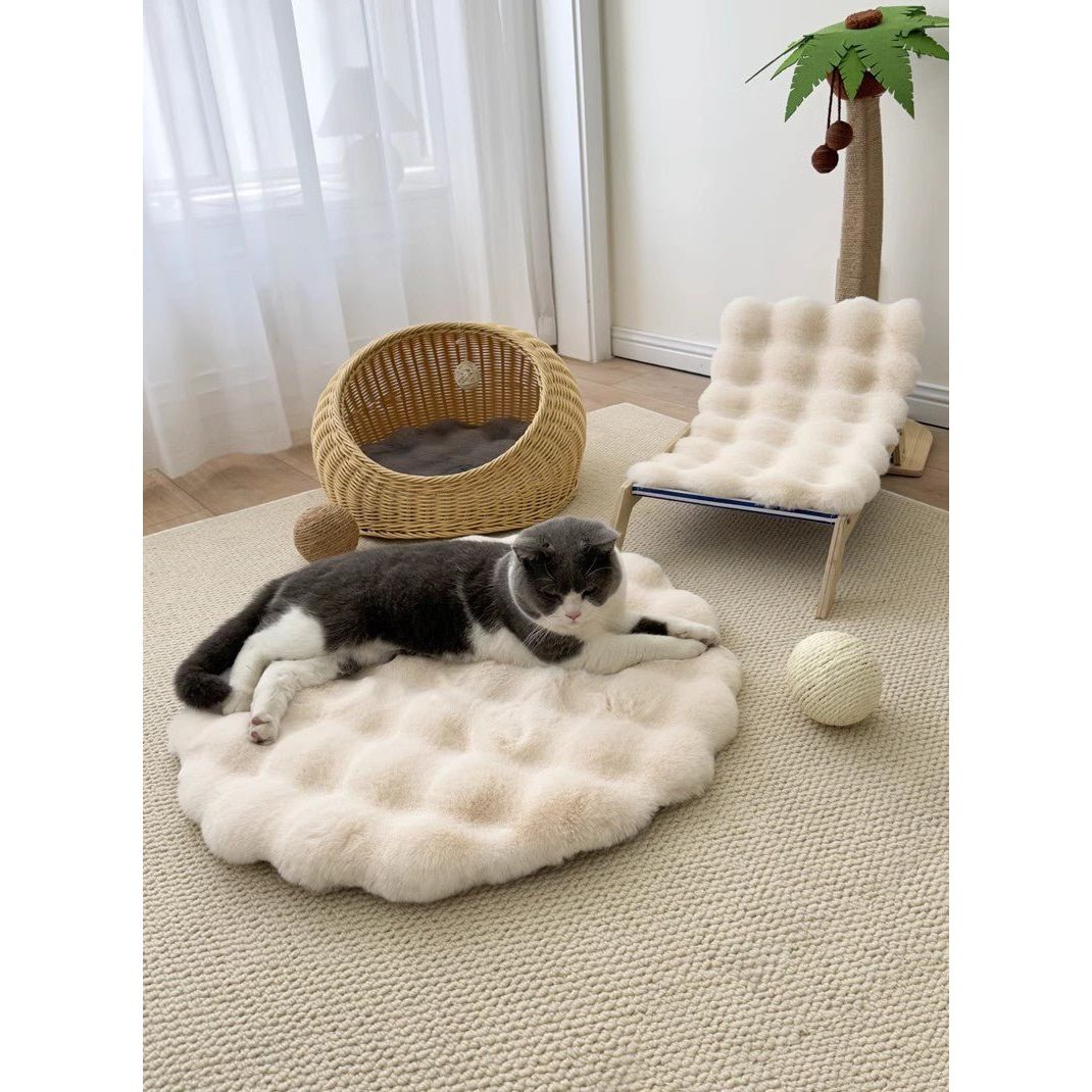 Beige Plush Round Cat Mat - Soft Faux Fur Sleeping Pad (40cm Diameter)