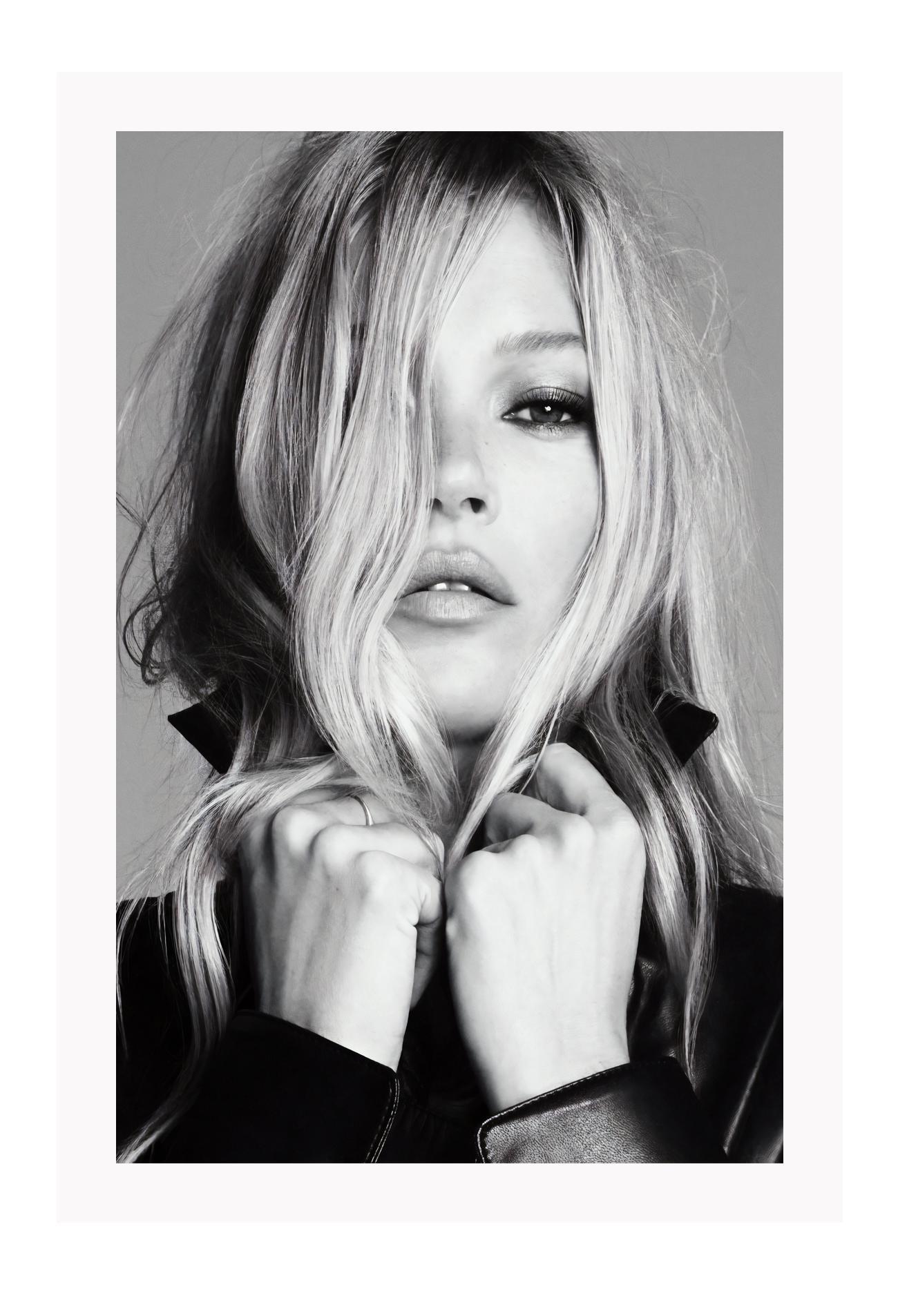 A black and white Portrait of famous celebrity model Kate Moss in leather jacket biker girl woman dark makeup blonde hair
