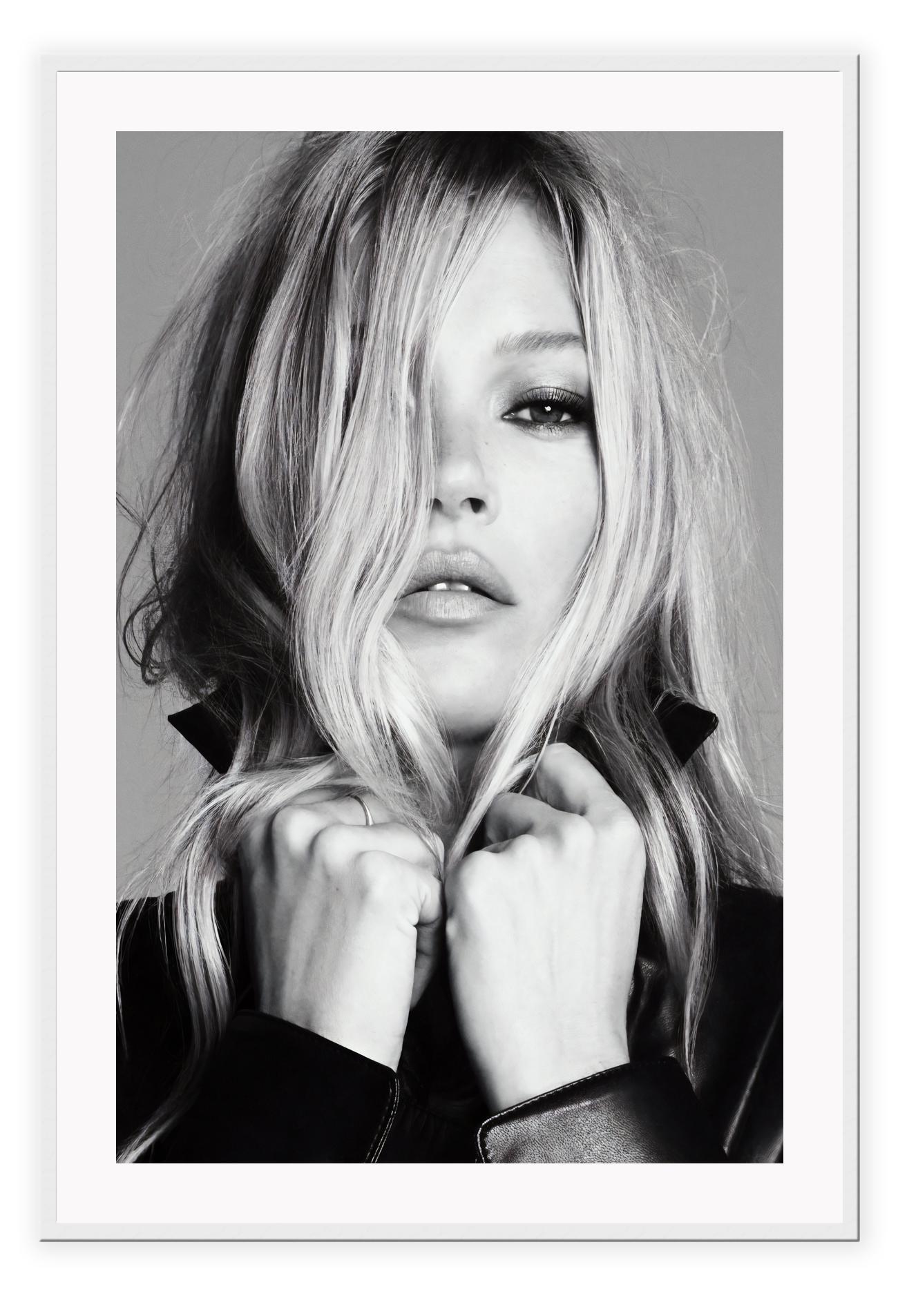 A black and white Portrait of famous celebrity model Kate Moss in leather jacket biker girl woman dark makeup blonde hair