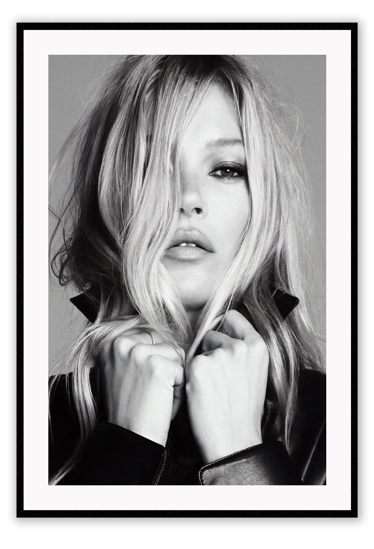 A black and white Portrait of famous celebrity model Kate Moss in leather jacket biker girl woman dark makeup blonde hair 